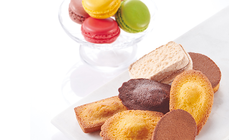 定番の人気マカロンとフランス伝統の焼き菓子の詰め合わせ